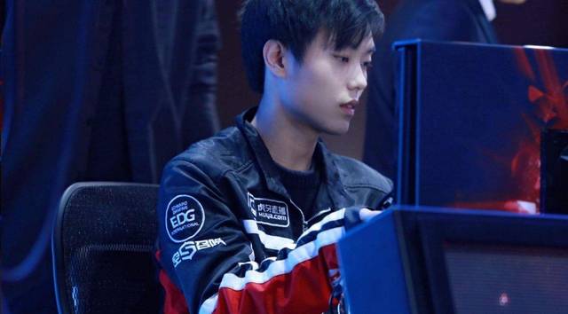 惊喜，曼联17岁青训小将詹姆斯-奥弗里入选澳大利亚国家队